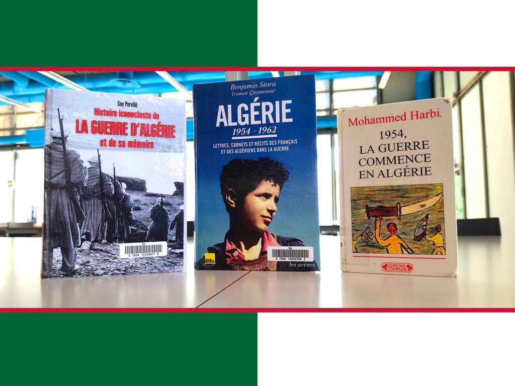 Trois ouvrages de Benjamin Stora, Mohammed Harbi, Guy Pervillé sur la guerre d'Algérie posés sur une table