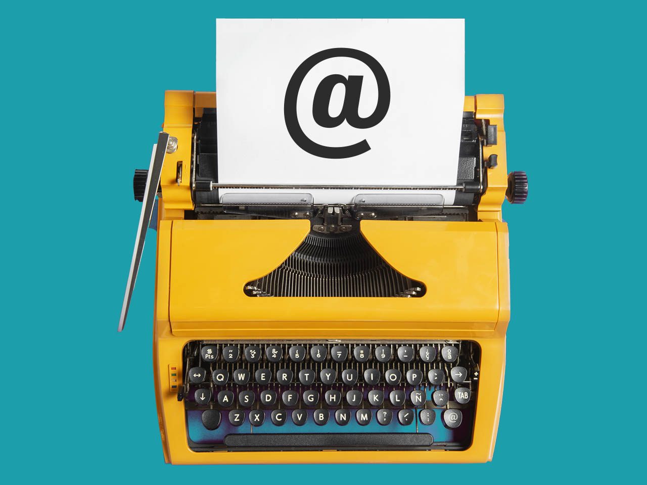 Machine à écrire jaune sur fond bleu pétrole, avec feuille insérée sur laquelle est inscrit en grand le signe arobase.
