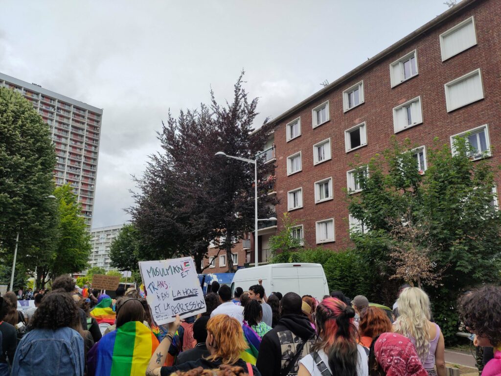 Manifestation LGBT+ en banlieue