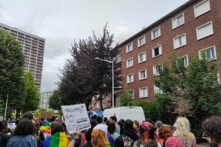 Manifestation LGBT+ en banlieue